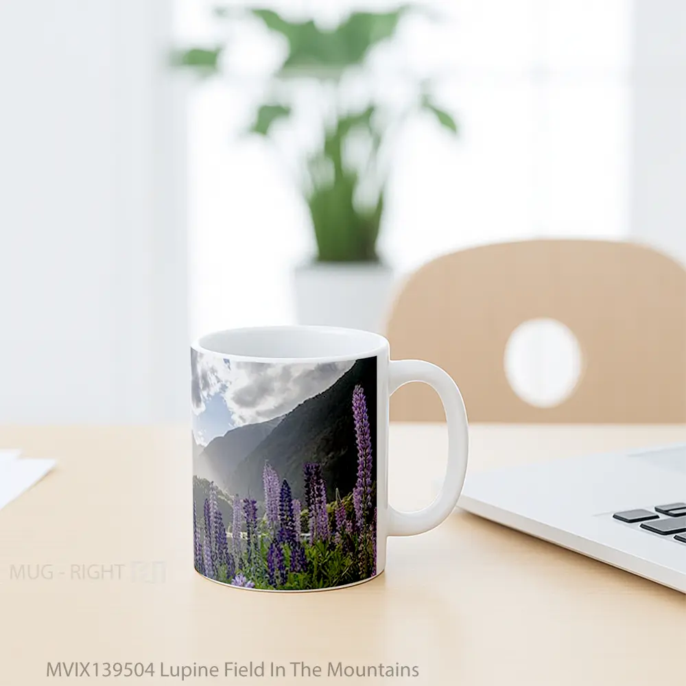 Mug Lupine Field In The Mountains Gelas Pemandangan Alam - All-side / Desain
