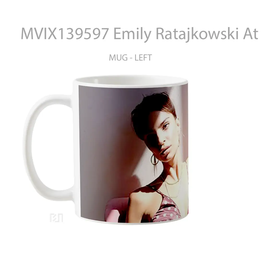 Mug Emily Ratajkowski At Sunlight Gelas Keramik Unik - All-side / Desain
