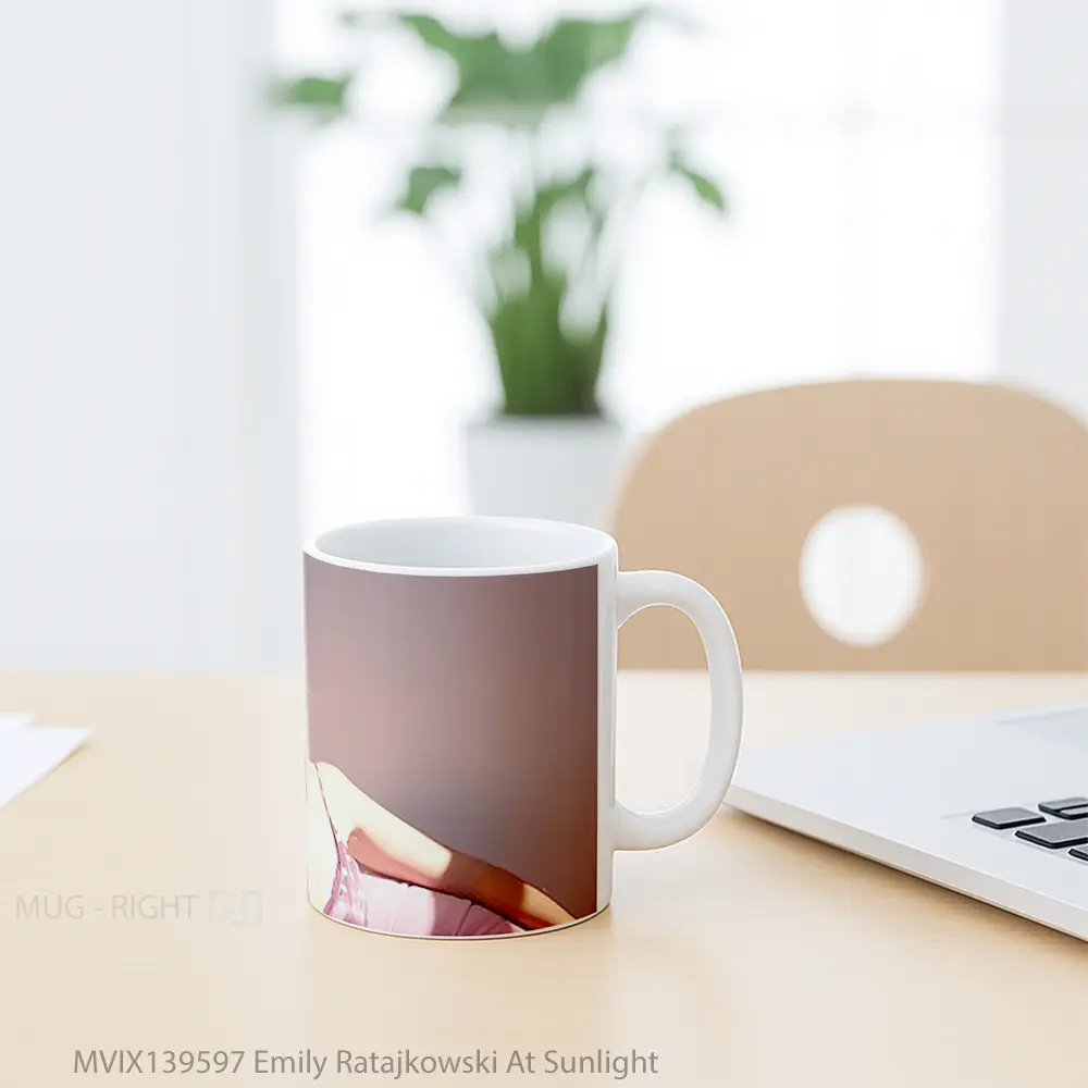 Mug Emily Ratajkowski At Sunlight Gelas Keramik Unik - All-side / Desain
