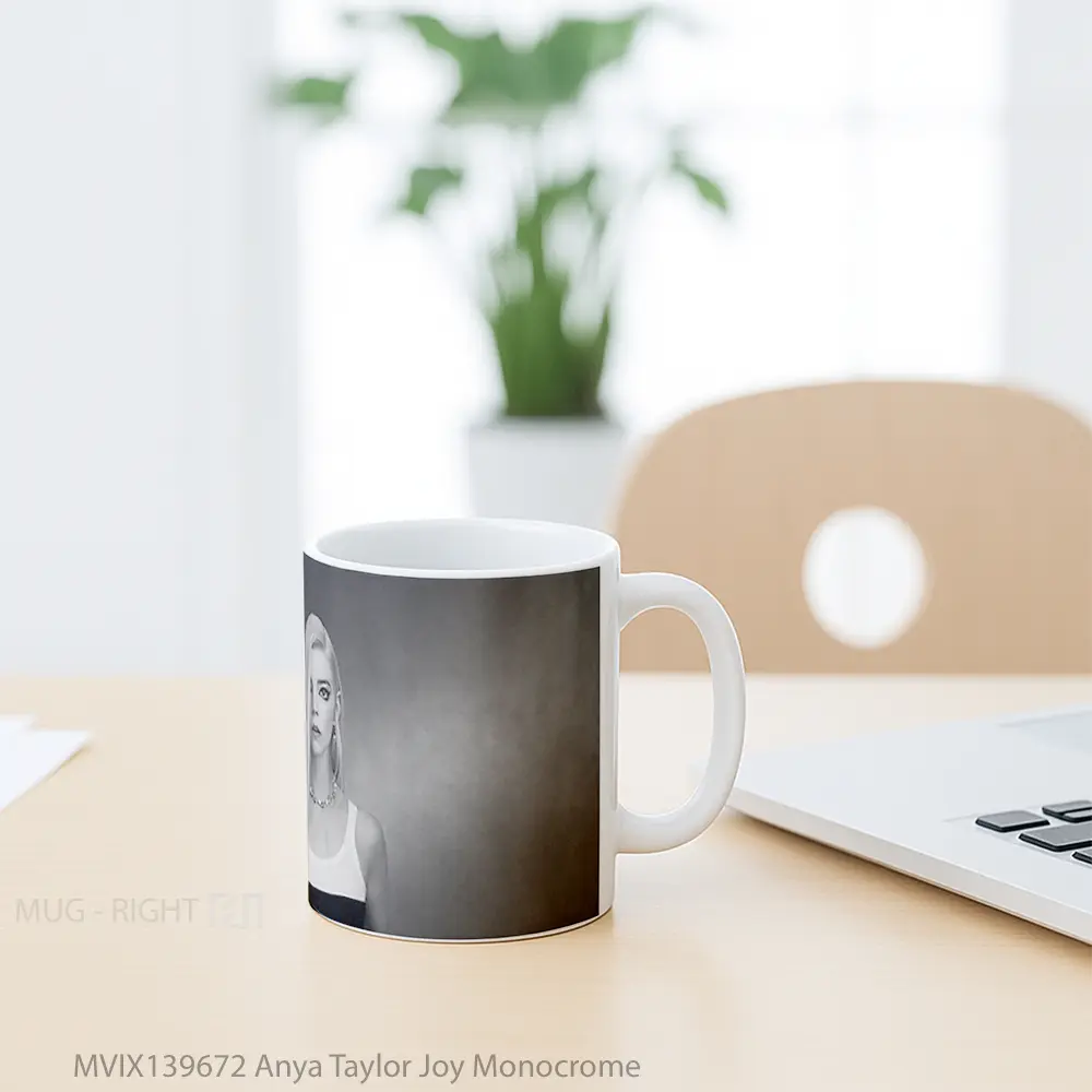 Mug Anya Taylor Joy Monocrome Gelas Selebriti - All-side / Desain