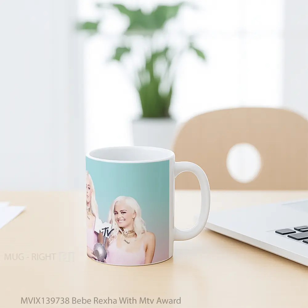 Mug Bebe Rexha With Mtv Award Gelas Keramik Unik - All-side / Desain