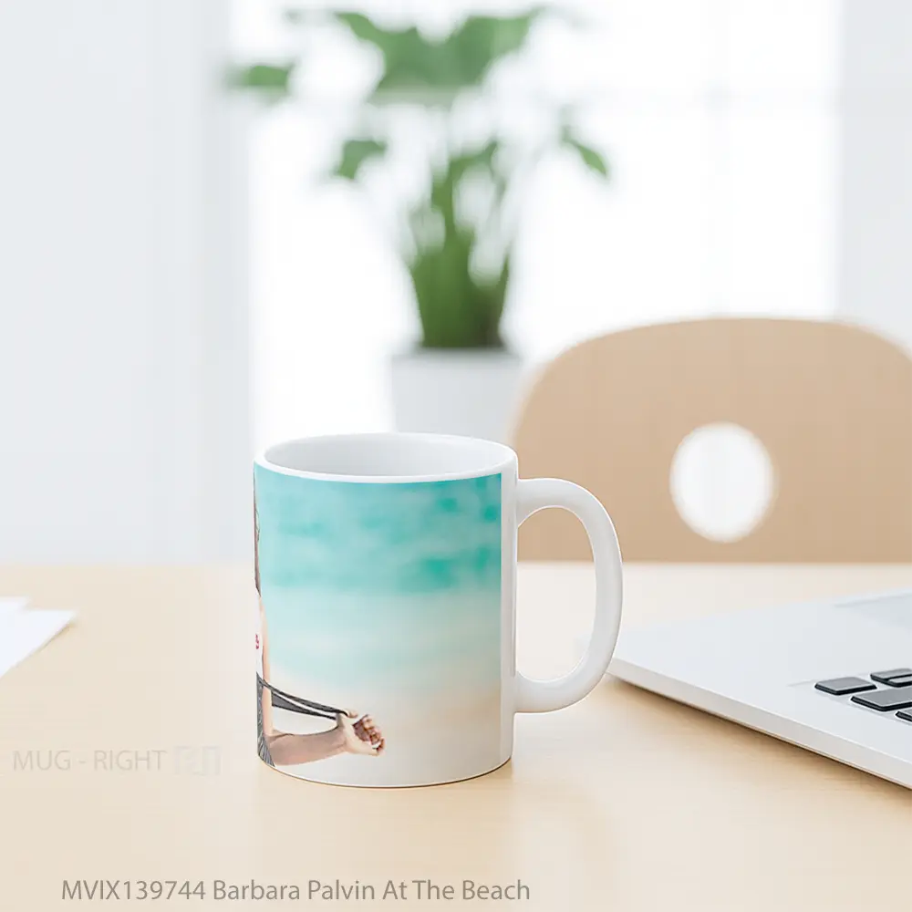 Mug Barbara Palvin At The Beach Gelas Pemandangan Alam - All-side / Desain