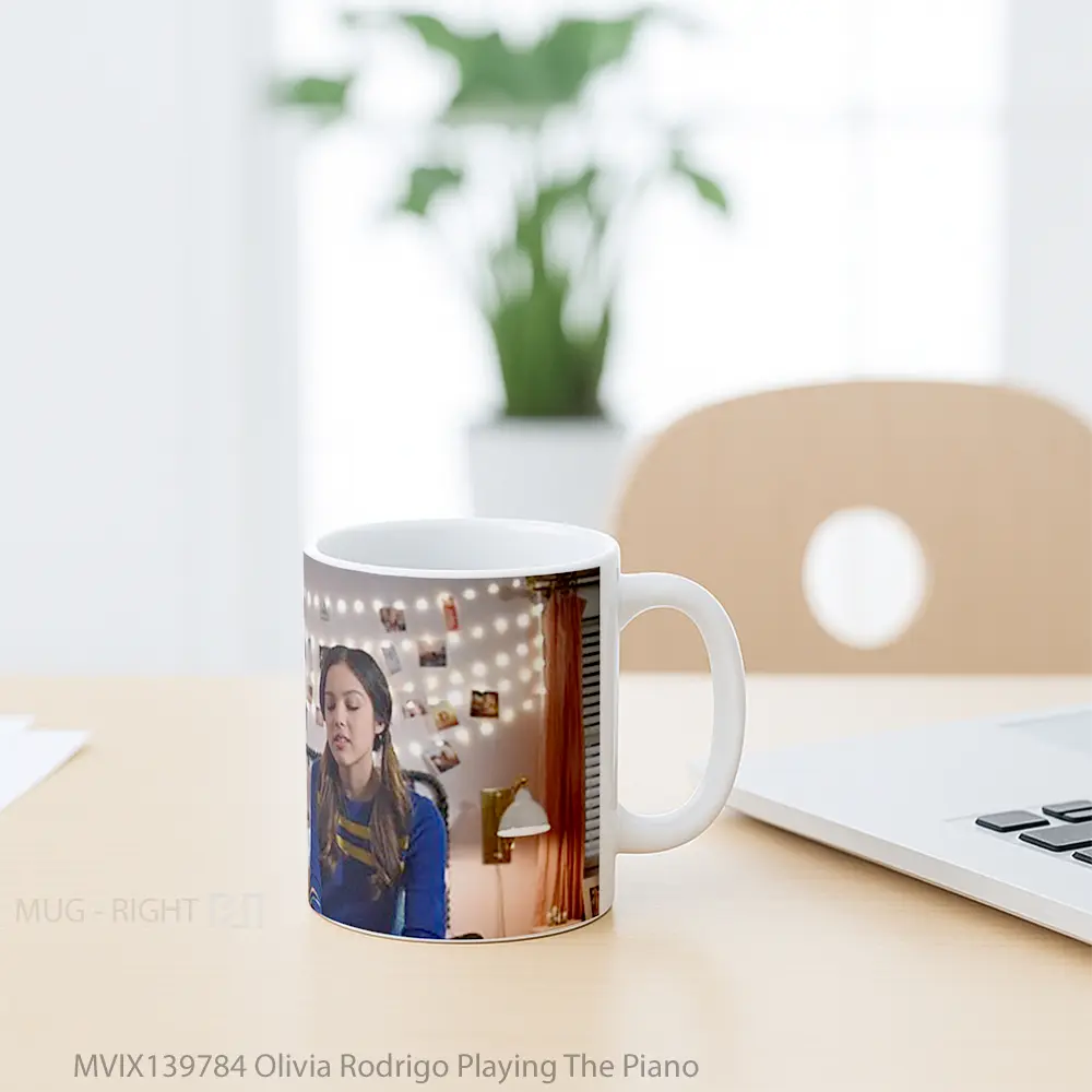 Mug Olivia Rodrigo Playing The Piano Gelas Selebriti - All-side / Desain