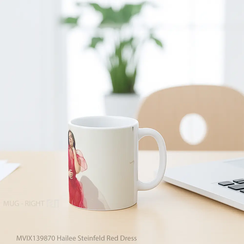 Mug Hailee Steinfeld Red Dress Gelas Selebriti - All-side / Desain