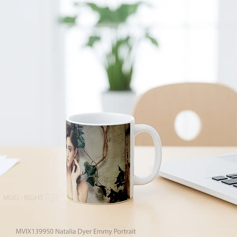 Mug Natalia Dyer Emmy Portrait Gelas Seni Modern - All-side / Desain