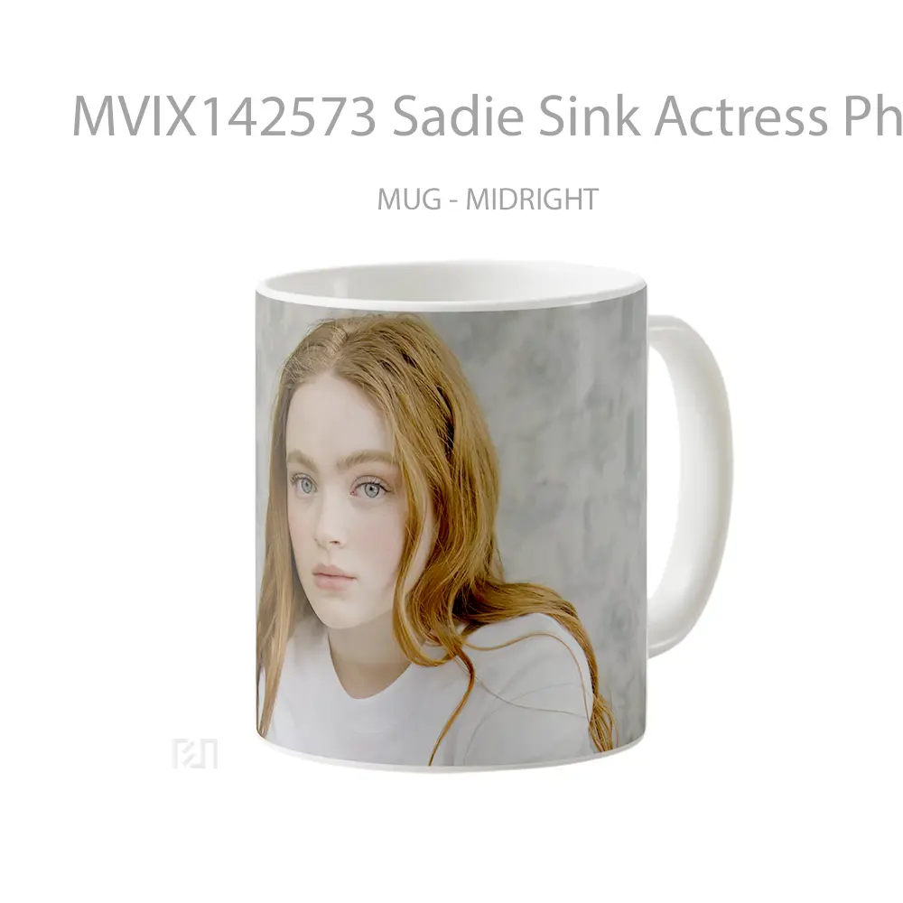Mug Sadie Sink Actress Photoshoot Gelas Keramik Unik - All-side / Desain